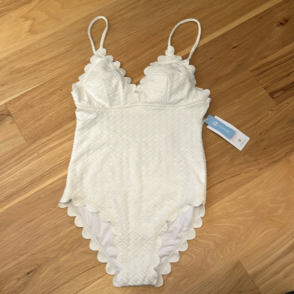 CUPSHE one piece swimsuit with scalloped details 🐚